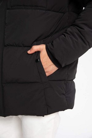 Водоотталкивающее пальто обычного кроя с капюшоном