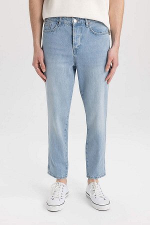 Узкие укороченные джинсовые брюки с нормальной талией и узкими штанинами