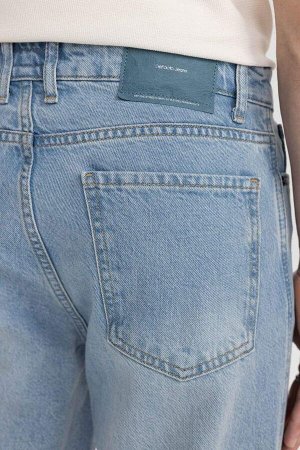 Узкие укороченные джинсовые брюки с нормальной талией и узкими штанинами