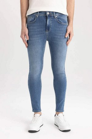 Укороченные облегающие джинсовые брюки удобной посадки с нормальной талией и очень узкими штанинами