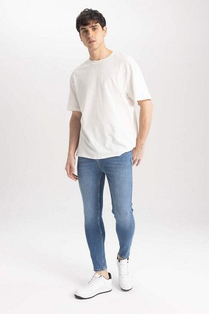 Укороченные облегающие джинсовые брюки удобной посадки с нормальной талией и очень узкими штанинами