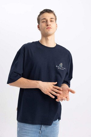 Свободная футболка с круглым вырезом и короткими рукавами с принтом на спине