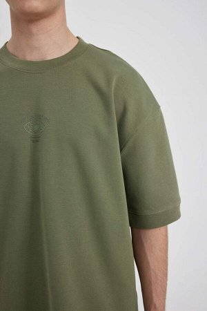Свободная футболка из плотной ткани с круглым вырезом и принтом с короткими рукавами и надписью