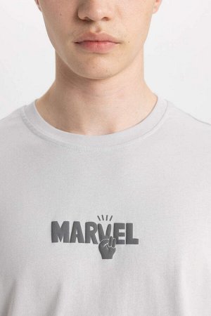 Удобная футболка с короткими рукавами и круглым вырезом Marvel только с логотипом