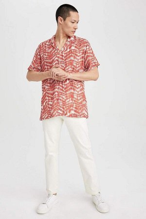 Рубашка с короткими рукавами и льняным узором в современном стиле с воротником-поло