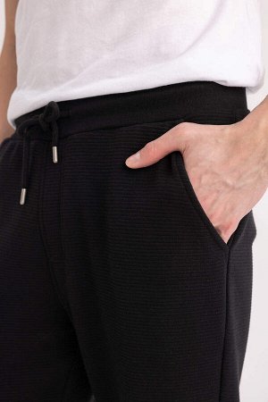 Спортивные штаны узкого кроя с эластичной резинкой