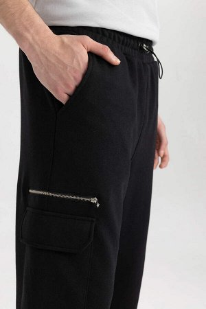 Прямые спортивные штаны с карманами-карго стандартного кроя