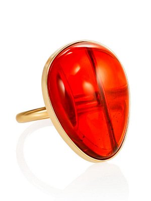 Эффектное крупное кольцо из золота с ярко-красным янтарём
