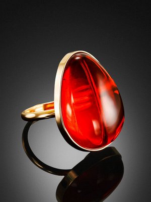 Эффектное крупное кольцо из золота с ярко-красным янтарём