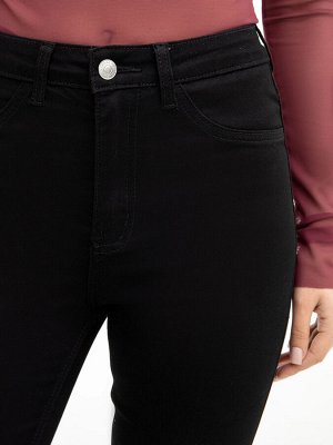 Брюки женские джинсовые в черном цвете