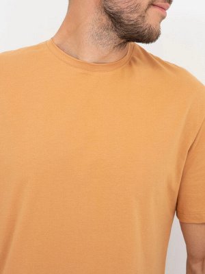 Свободная однотонная футболка в оттенке охра