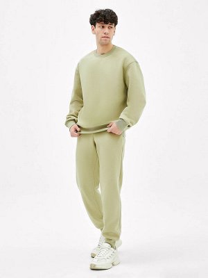 Комплект мужской (джемпер, брюки) в пыльно-зеленом цвете