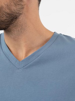 Однотонная футболка с v-образным вырезом в оттенке турмалин