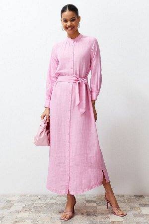 Розовое однотонное платье-рубашка с отложным воротником и поясом
