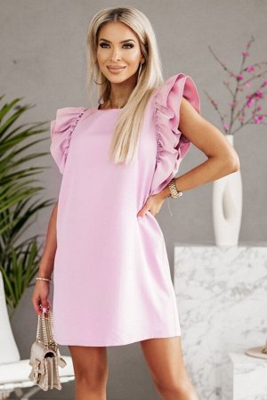 Розовое платье прямого кроя с рюшами