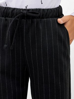Зауженные к низу брюки черного цвета с темно-серую полоску для девочек