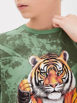 Комплект для мальчиков (футболка, шорты) зеленый с разводами