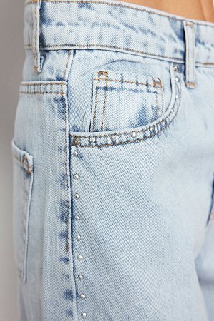 Синие джинсы с широкими штанинами и завышенной талией