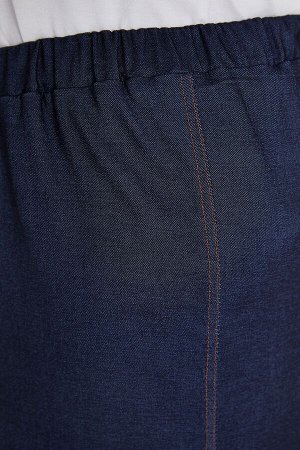 Брюки Свободные брюки из мягкой джинсовой ткани. Модель с комфортной высокой посадкой на талии. Верх с эластичным поясом. В виде отделки по боковым швам, низу и шву сидения - контрастная двойная отдел