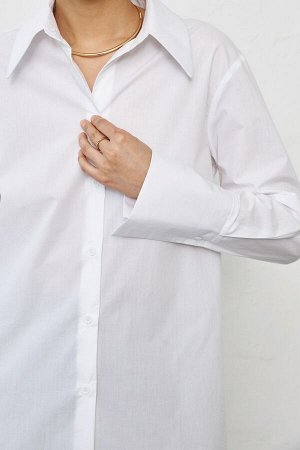 Рубашка Рубашка прямого кроя из мягкого хлопка
Изделие имеет слегка спущенную линию плеча, длинные рукава с широкими манжетами на пуговицу. По спинке кокетка со складкой. Изделие дополнено фигурной ли