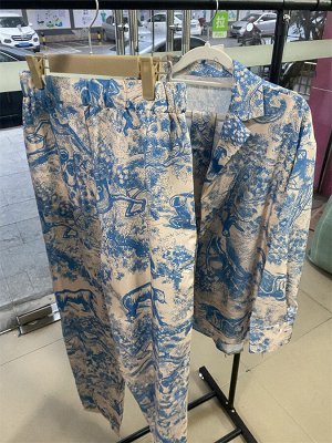 Женский костюм двойка (рубашка с поясом+широкие брюки, цвет бежевый/синий, с принтом)