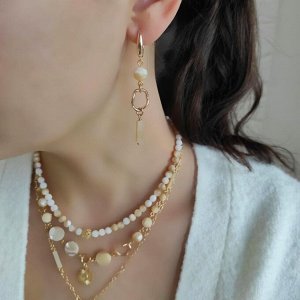 Серьги из перламутра бежевого оттенка