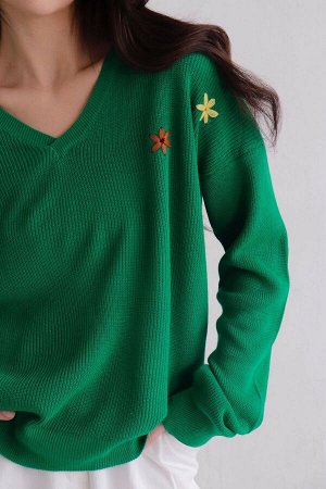 Пуловер зелёный с декором