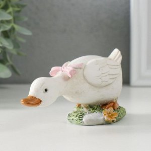 Фигурка полистоун «Гусёнок с розовым бантом на полянке», 12x5.5x5.5 см