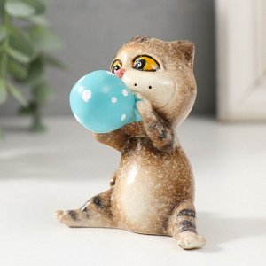 Сувенир полистоун лак "Котишка надувает воздушный шар" 7х6х7 см