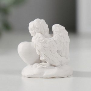 Сувенир полистоун "Белоснежный ангел сидит в обнимку с сердцем" 3,5х2,7х3,2 см