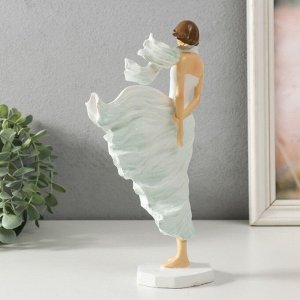 Сувенир полистоун "Девушка с шарфом. Ветер" 14,5х7,5х25 см