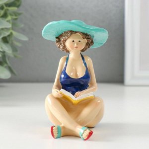 Сувенир полистоун "Пышечка в синем купальнике, в шляпе, читает книгу" 8,5х6,5х10 см