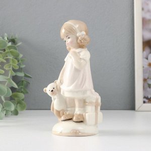 Сувенир керамика "Девочка в белом платьице с мягким медведем" 6,5х7,5х16,5 см