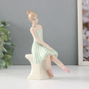 Сувенир керамика "Балерина в зелёном платье на банкетке" 11х8х16,5 см