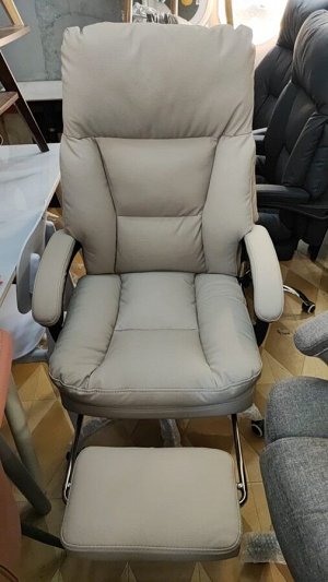 Кресло офисное с подставкой для ног