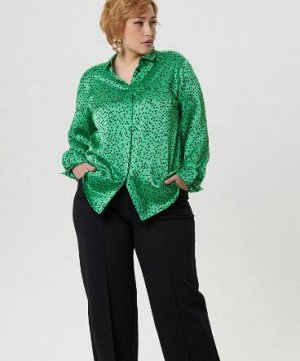 Блузка Блузка прямого силуэта из эластичного креш-атласа с принтом "Пятнышки" зеленого цвета. Отложной воротник на стойке, супатная застежка на пуговицы, рубашечный низ. Благодаря составу блузка почти