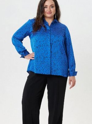 Блузка Блузка прямого силуэта из эластичного креш-атласа с принтом "Пятнышки" сине-черного цвета. Отложной воротник на стойке, супатная застежка на пуговицы, рубашечный низ. Благодаря составу блузка п
