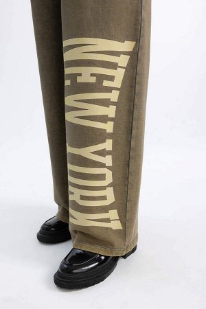 Классные широкие спортивные штаны из плотной ткани с принтом