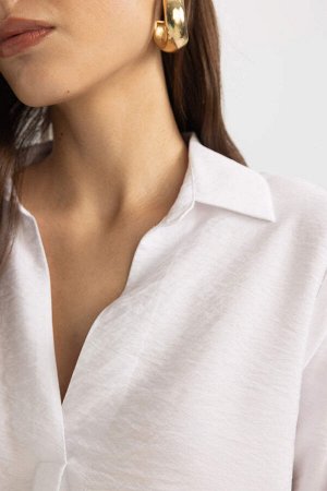 Блузка стандартного кроя с V-образным вырезом и длинными рукавами
