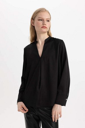 Атласная блузка стандартного кроя с V-образным вырезом и длинными рукавами
