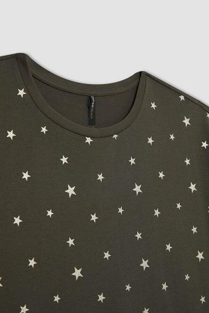 Традиционная футболка с коротким рукавом и круглым вырезом со звездами