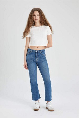 Укороченные расклешенные джинсовые брюки длиной до щиколотки с высокой талией и вырезом