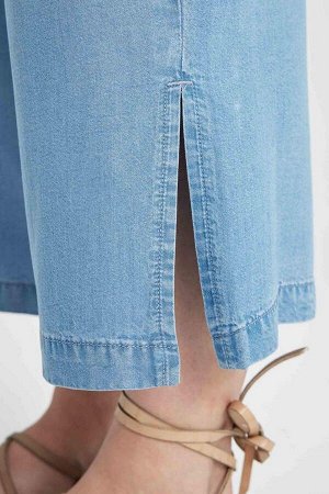 Джинсовые брюки-кюлоты с высокой талией и разрезами