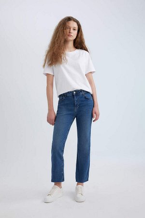 Укороченные расклешенные джинсовые брюки длиной до щиколотки с высокой талией и вырезом