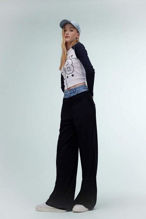 Прохладные широкие джинсовые брюки с высокой талией и детальной отделкой