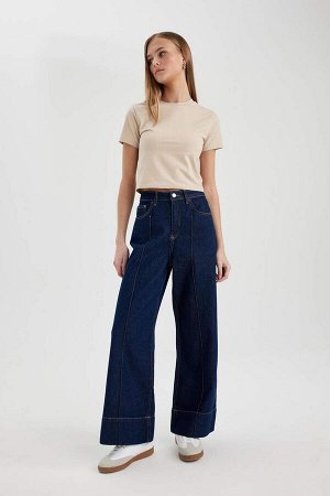 Широкие укороченные джинсовые брюки с высокой талией и широкими штанинами