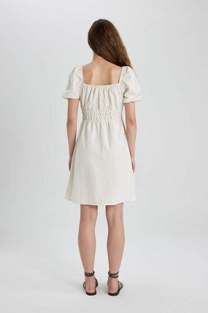Льняное мини-платье с квадратным вырезом и короткими рукавами