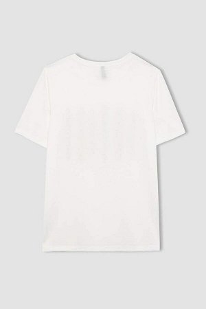 Традиционная футболка стандартного кроя с круглым вырезом и короткими рукавами с принтом