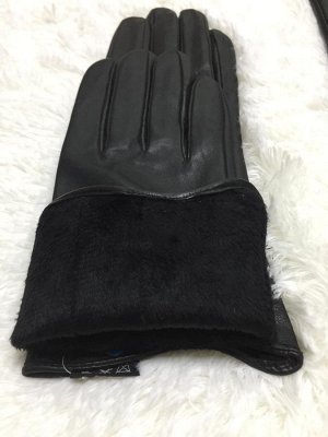 Перчатки Прекрасные кожаные перчатки подойдут для поздней осени так и для ранней зимы. Декор может немного отличаться.