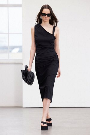 Черное приталенное тканое платье миди с асимметричным воротником, ограниченное издание